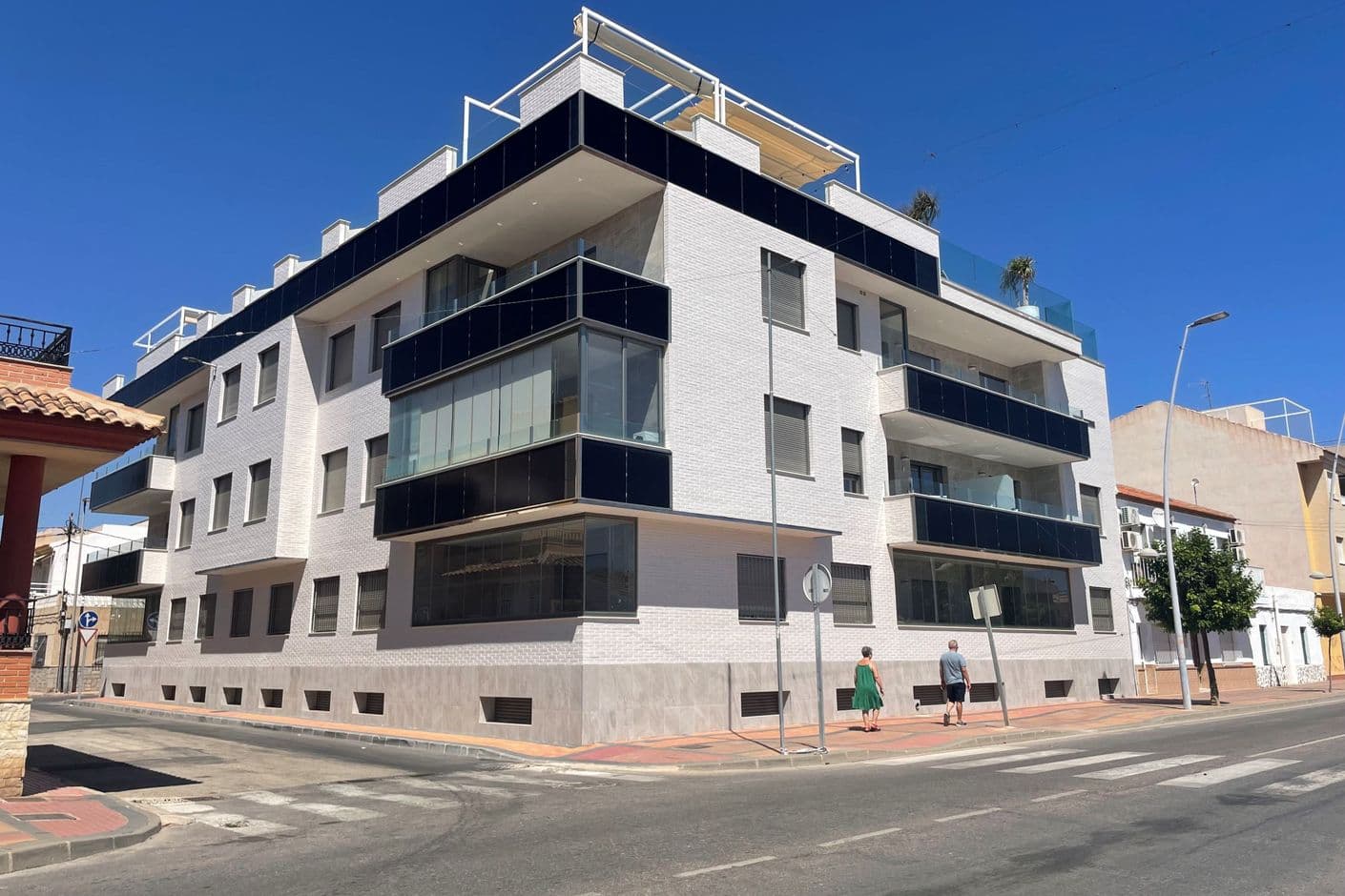 Modern lägenhet med privat takterrass och uppvärmd pool