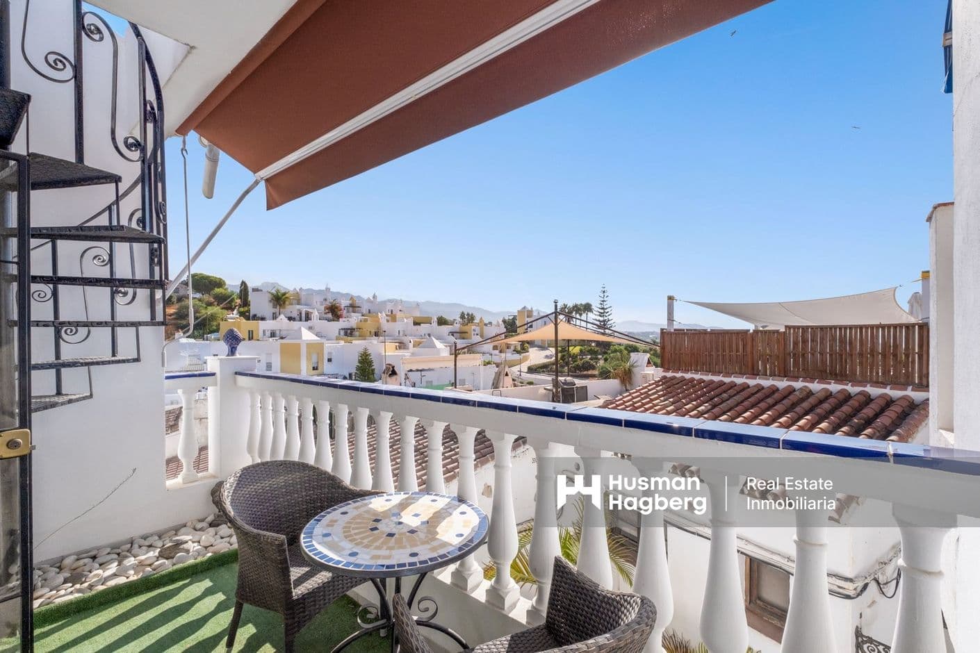 Casa adosada de 3 plantas con vistas al mar y estudio independiente.