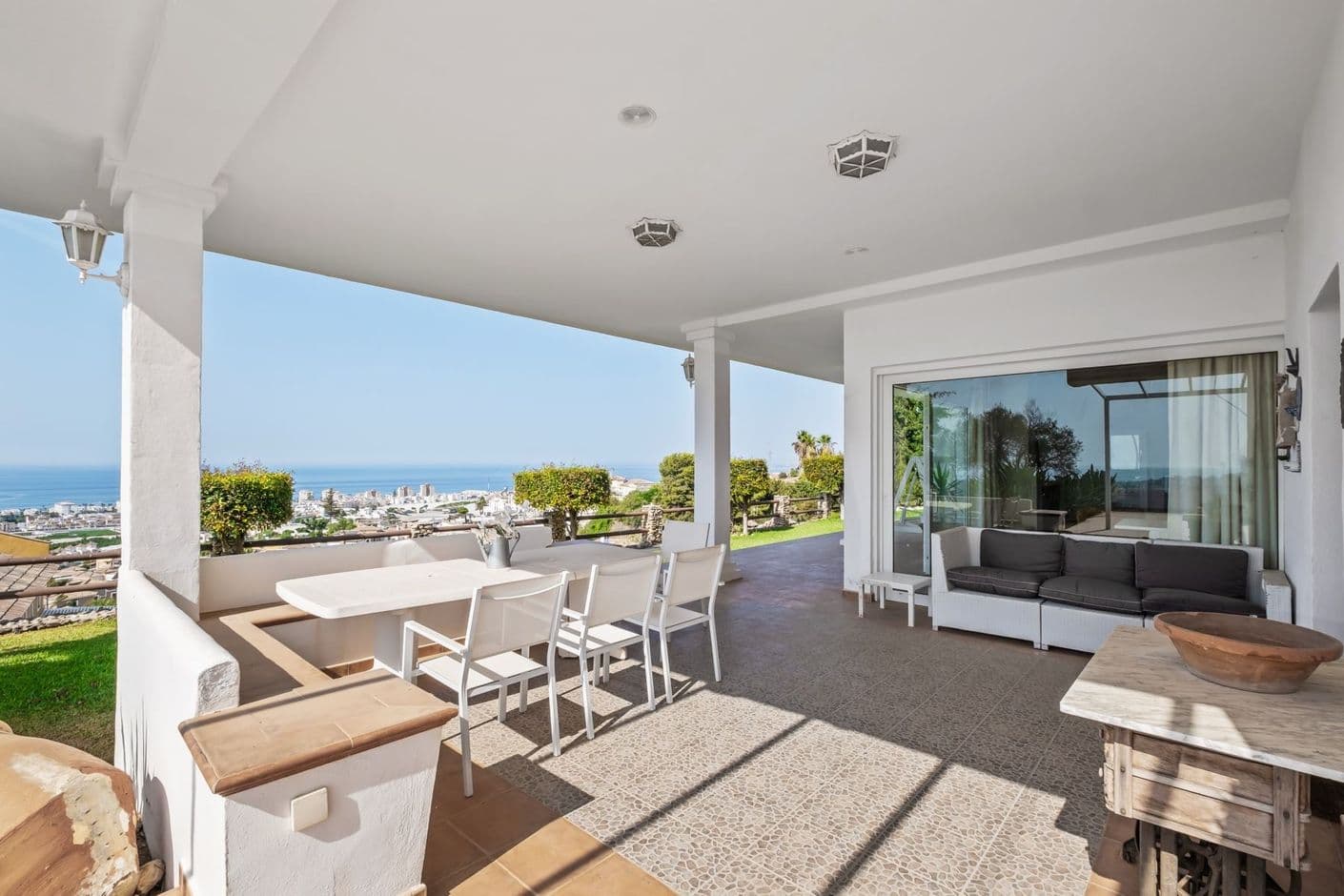 Charmig villa med panoramautsikt över havet