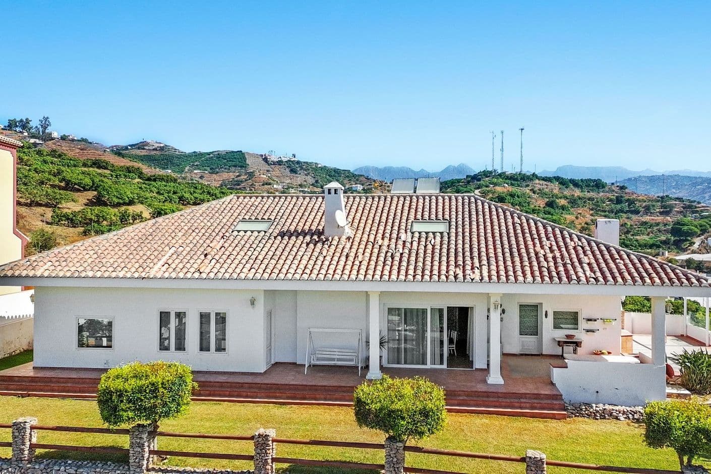 Charmig villa med panoramautsikt över havet