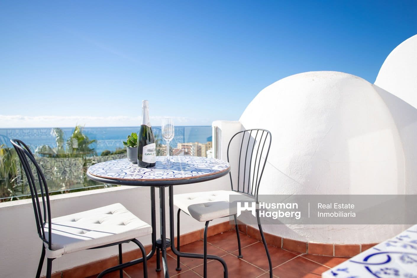 Renoverat hörnradhus med stora terasser och havsutsikt