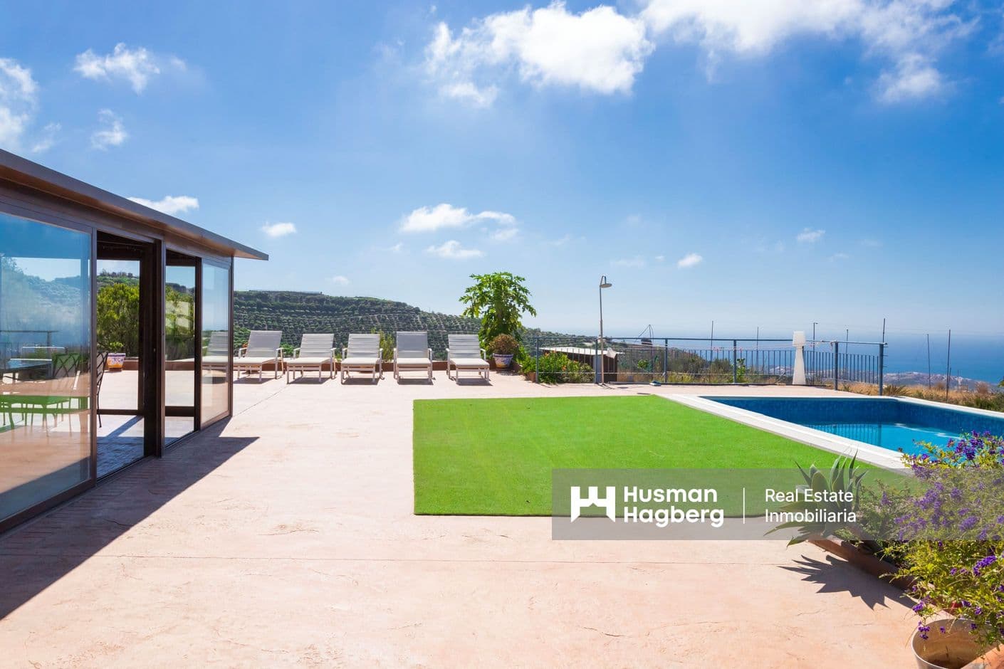 Nyrenoverad bungalow med fruktplantage och panoramautsikt