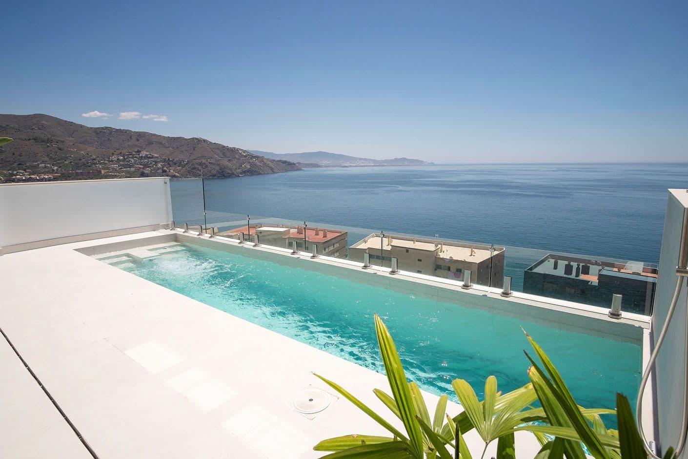 15 lujosas casas pareadas y villas de diseño exclusivo con piscina privada, ascensor y jardín