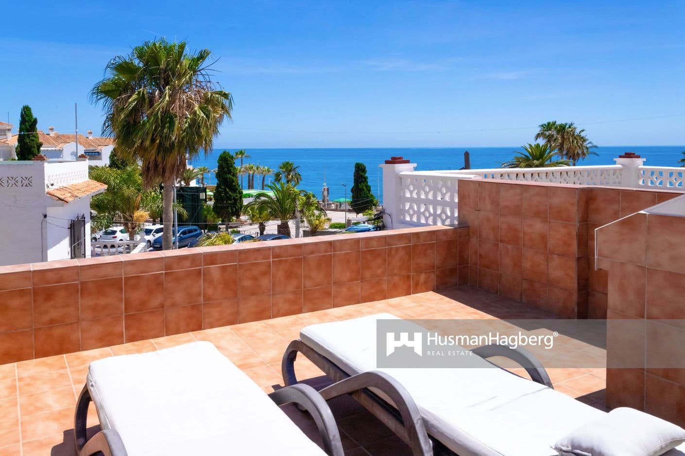 Townhouse in Torrecilla with large roof terrace and sea views