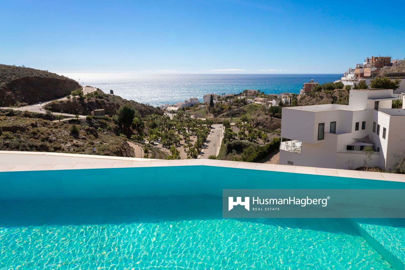 New and modern 4 bedroom villa with infinity pool in El Peñoncillo, Torrox