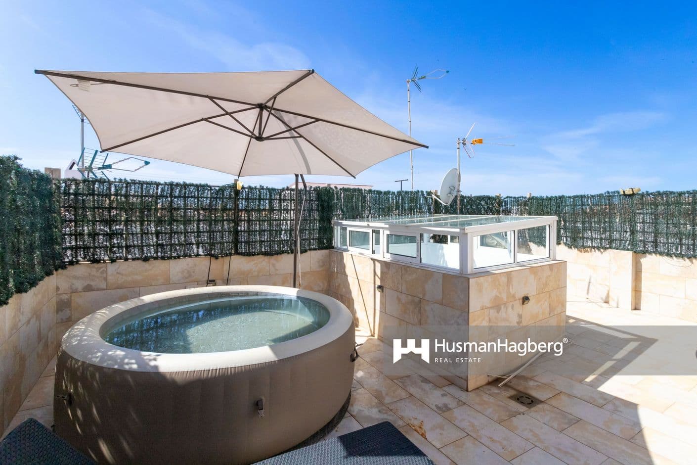 Townhouse with roof terrace and garage, 350m from the beach