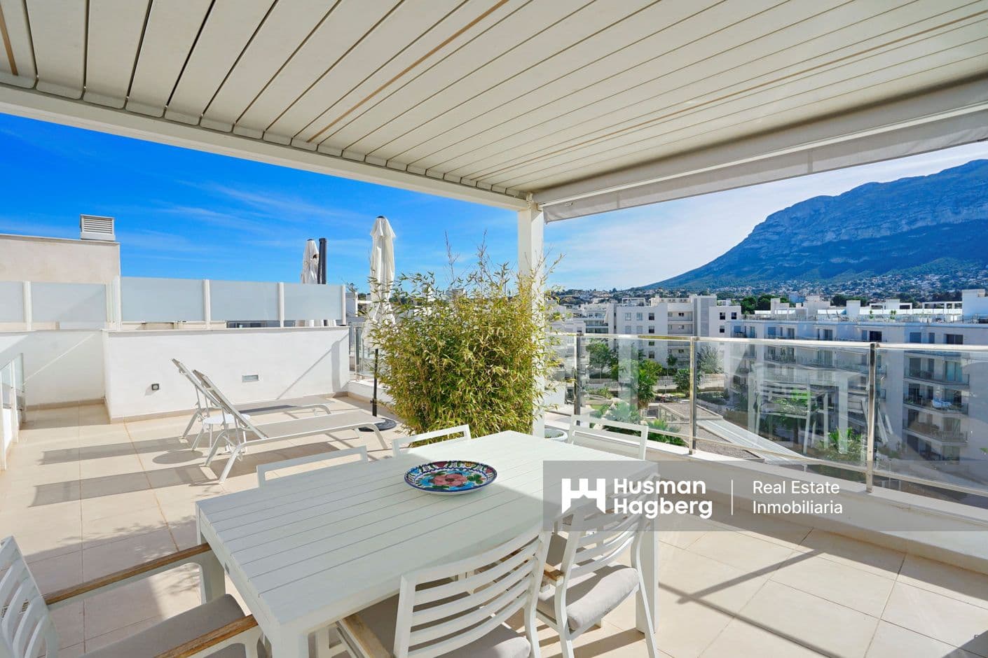 Ático moderno de dos plantas con amplio solárium Ático moderno de dos plantas con amplio solárium