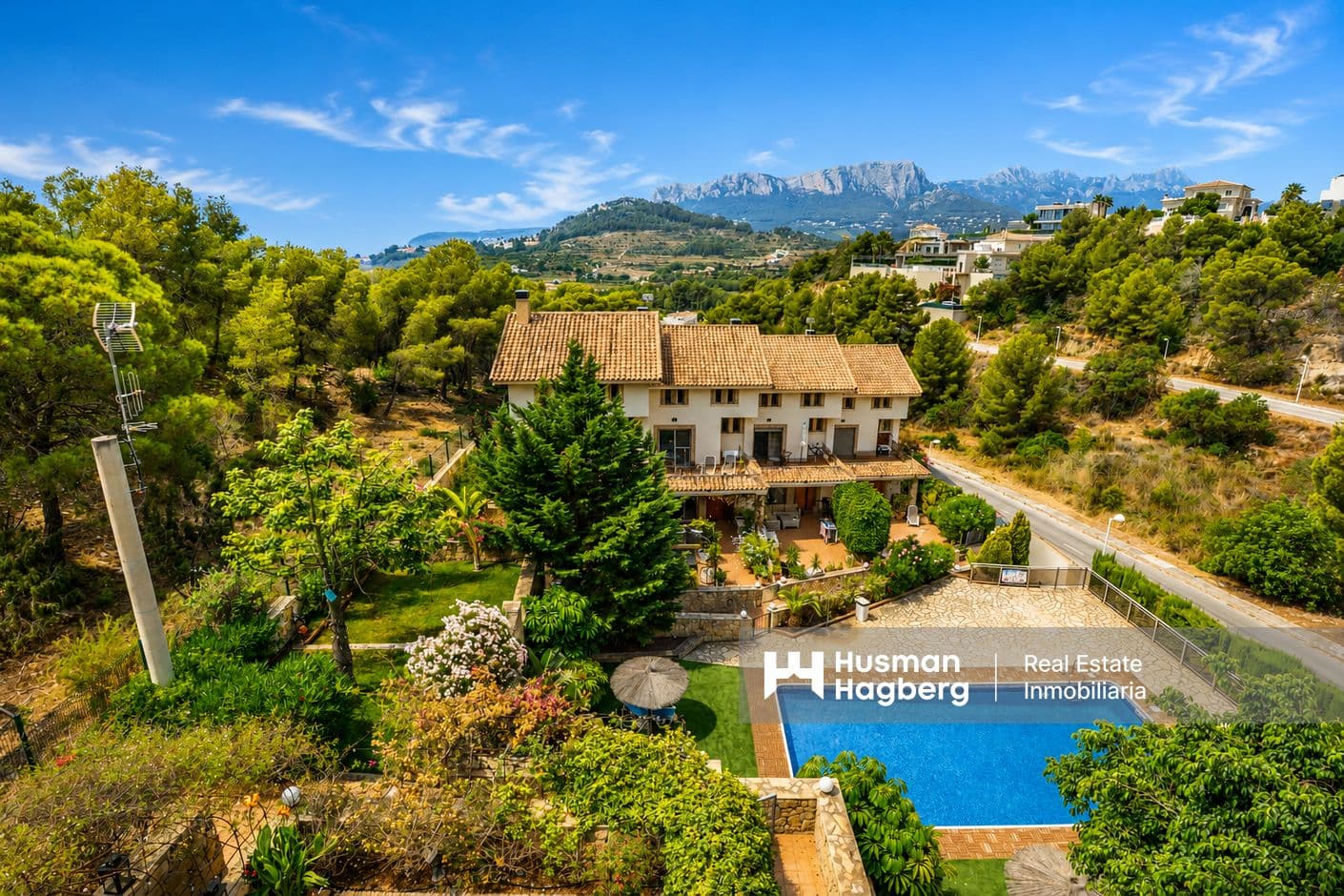 Exklusivt hörnradhus i Calpe med stor trädgård och pool Exklusivt hörnradhus i Calpe med stor trädgård och pool