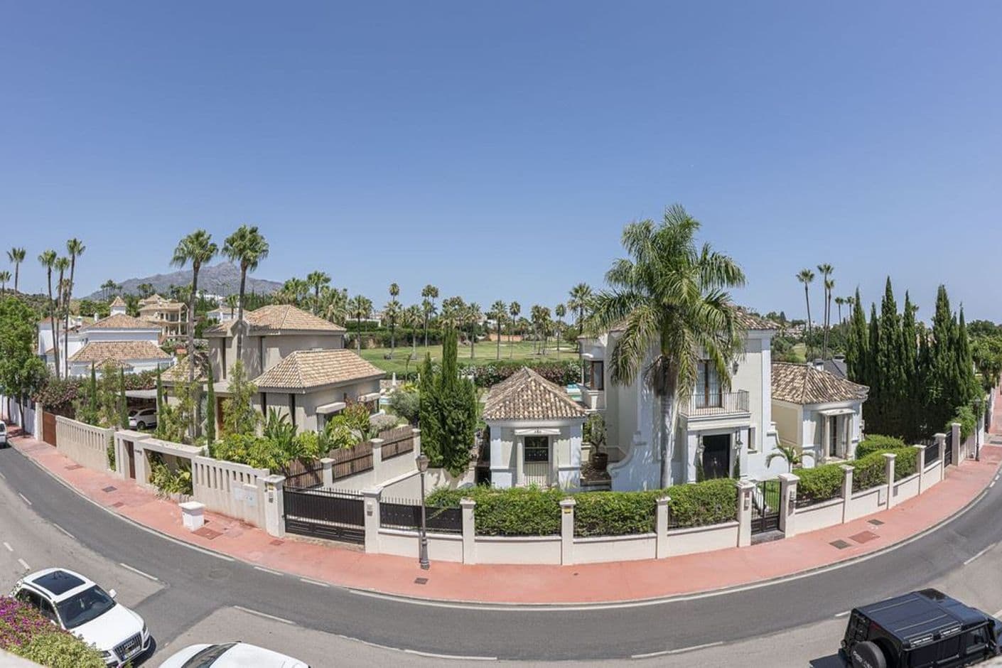 Espaciosa casa adosada en medio del valle del golf Espaciosa casa adosada en medio del valle del golf