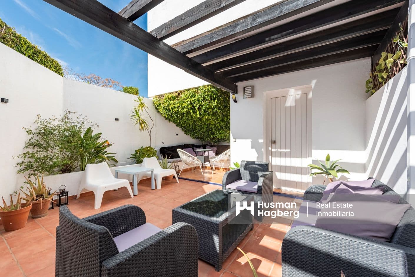 Charming townhouse in popular area Charming townhouse in popular area