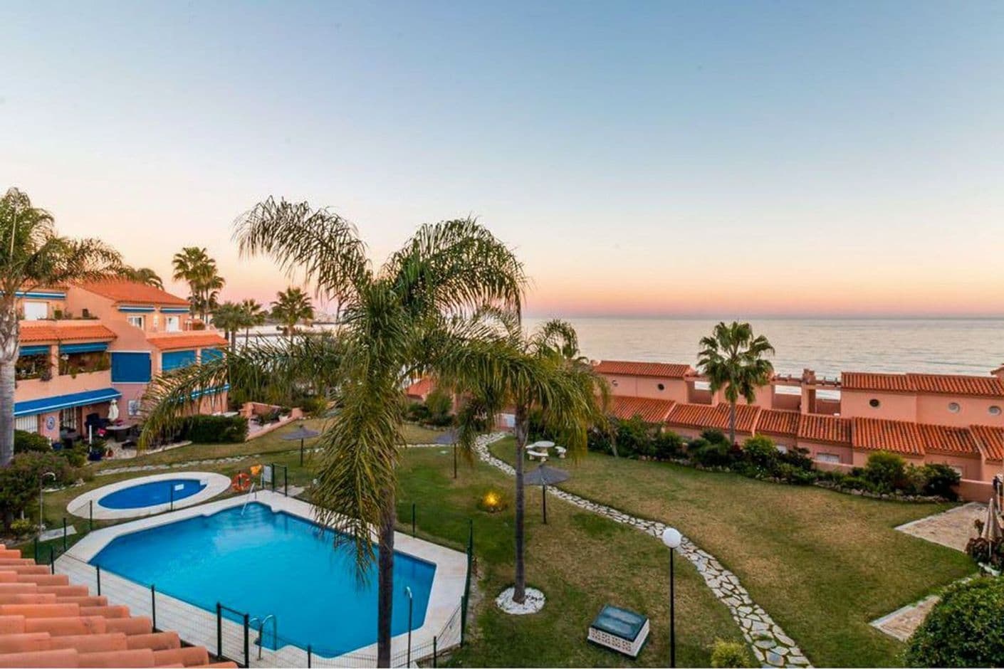 Granne med stranden nära Estepona hamn Granne med stranden nära Estepona hamn