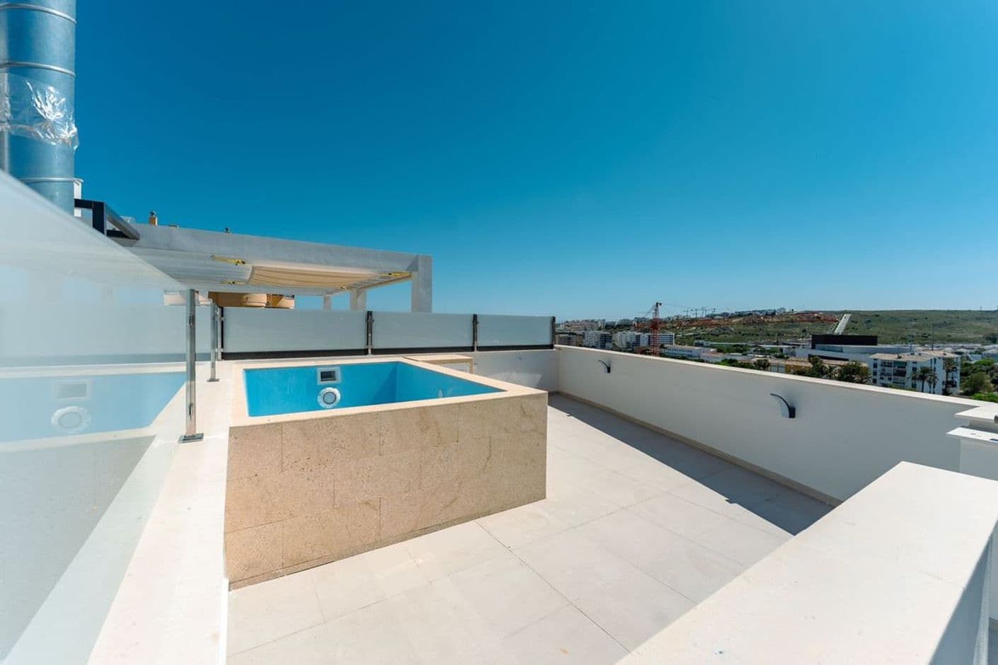 Takvåning med privat takterrass och svalkande pool Takvåning med privat takterrass och svalkande pool