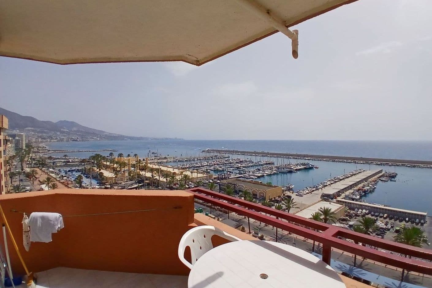 Apartamento con vistas al puerto de Fuengirola y al mar Mediterráneo. Apartamento con vistas al puerto de Fuengirola y al mar Mediterráneo.