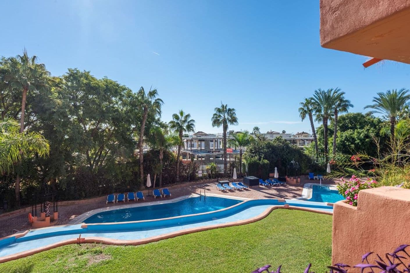 Fris, direct te betrekken appartement aan de Gouden Mijl van Marbella. Fris, direct te betrekken appartement aan de Gouden Mijl van Marbella.