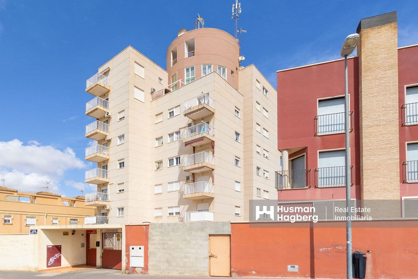 Encantador apartamento con balcón, piscina y ubicación céntrica. Encantador apartamento con balcón, piscina y ubicación céntrica.