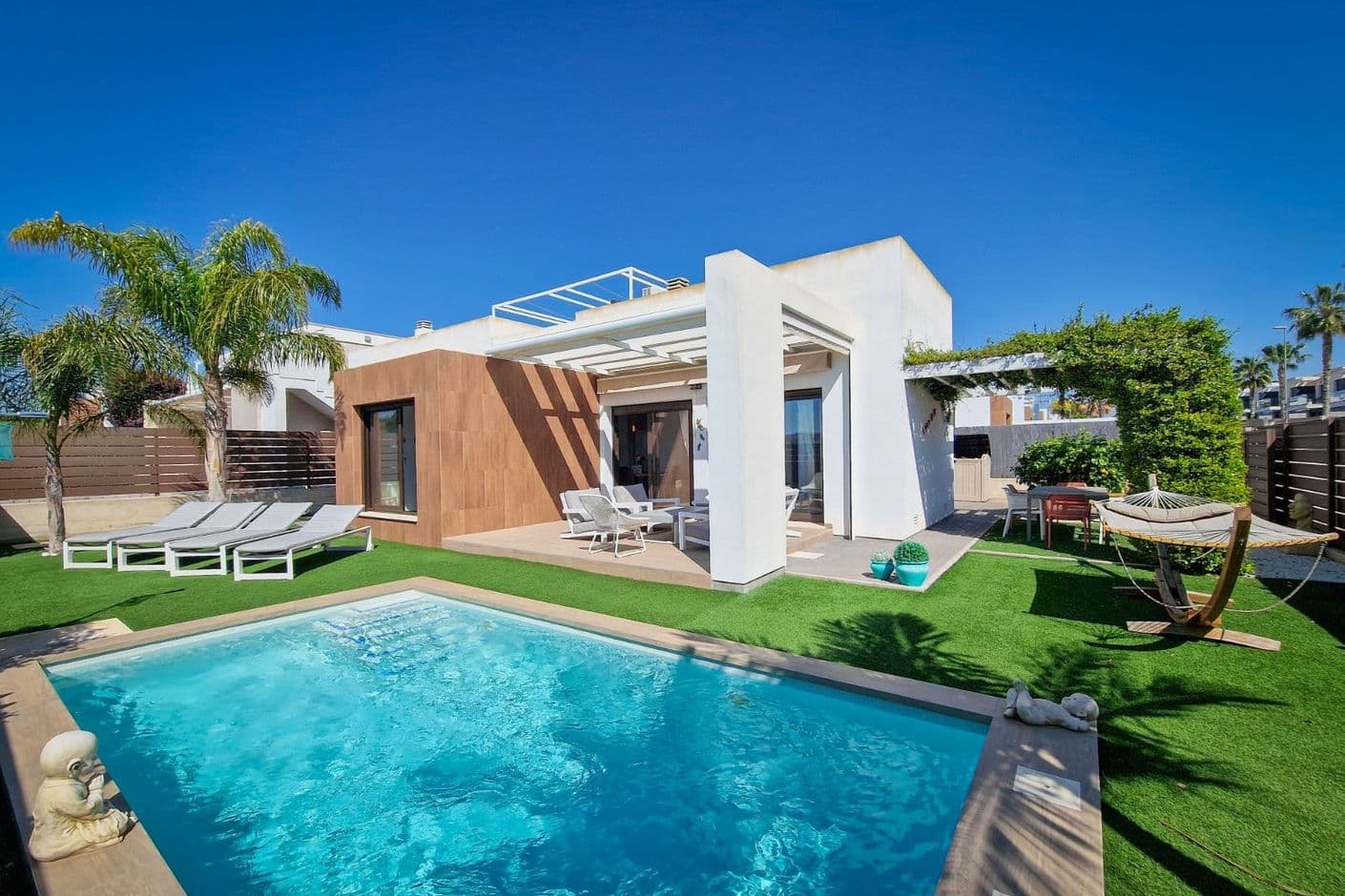 Villa orientada al sur en parcela esquinera con piscina privada, jacuzzi y vistas panorámicas Villa orientada al sur en parcela esquinera con piscina privada, jacuzzi y vistas panorámicas