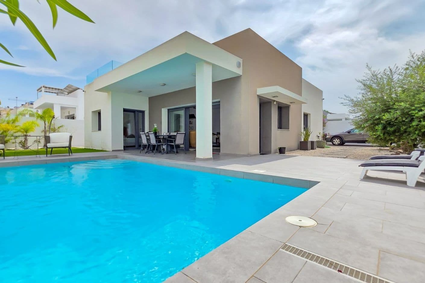 Villa moderna con piscina privada en parcela esquinera - totalmente amueblada Villa moderna con piscina privada en parcela esquinera - totalmente amueblada