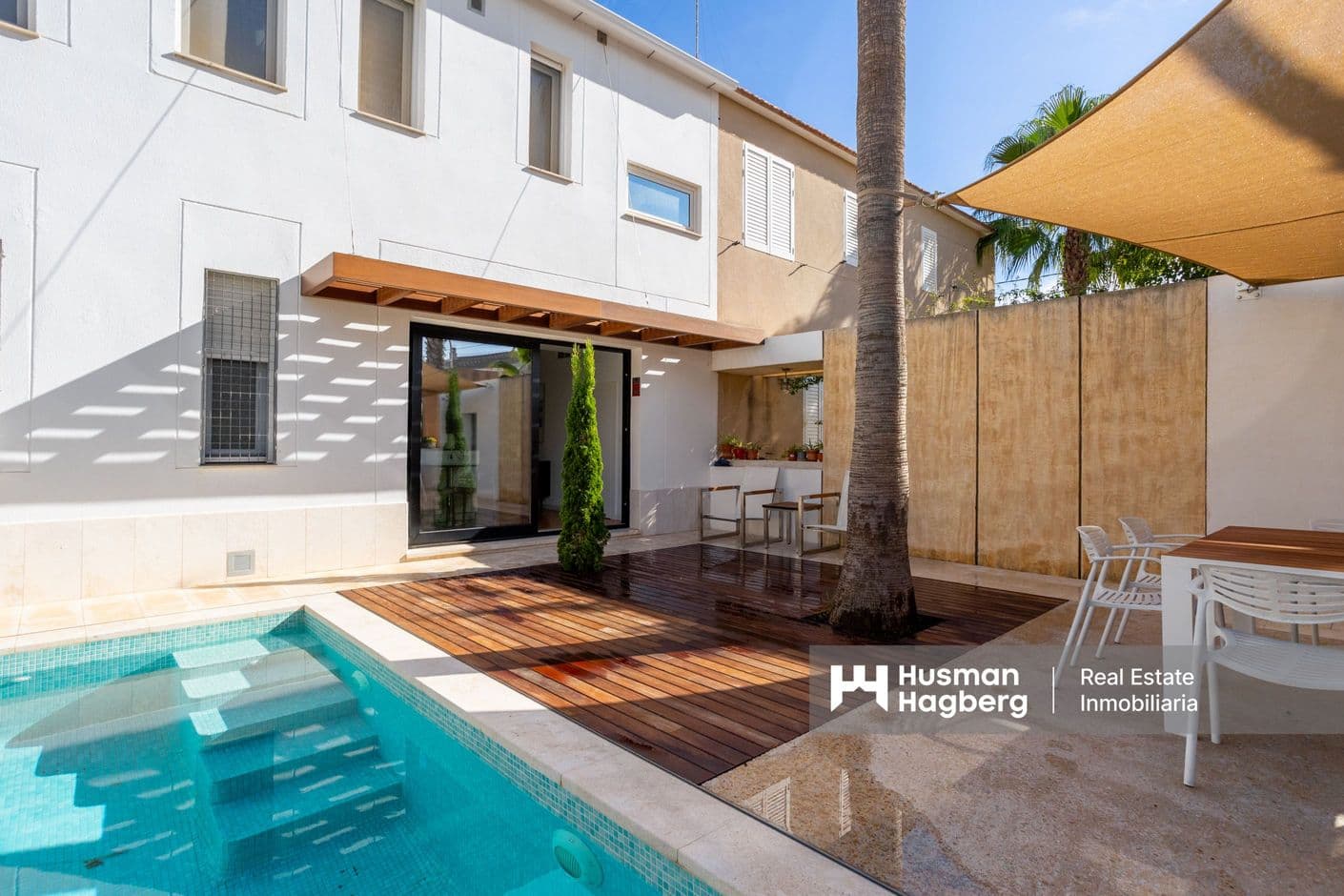 Townhouse with separate guest apartment, pool and outdoor kitchen Townhouse with separate guest apartment, pool and outdoor kitchen