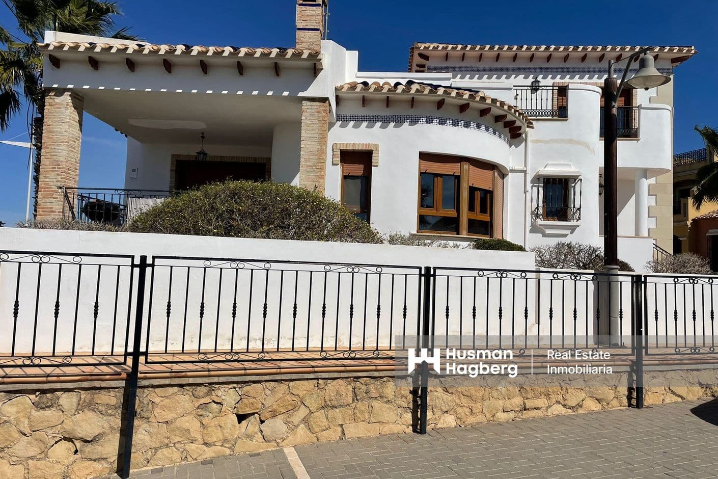 Villa with large plot, sunny terrace and shared pool Villa with large plot, sunny terrace and shared pool