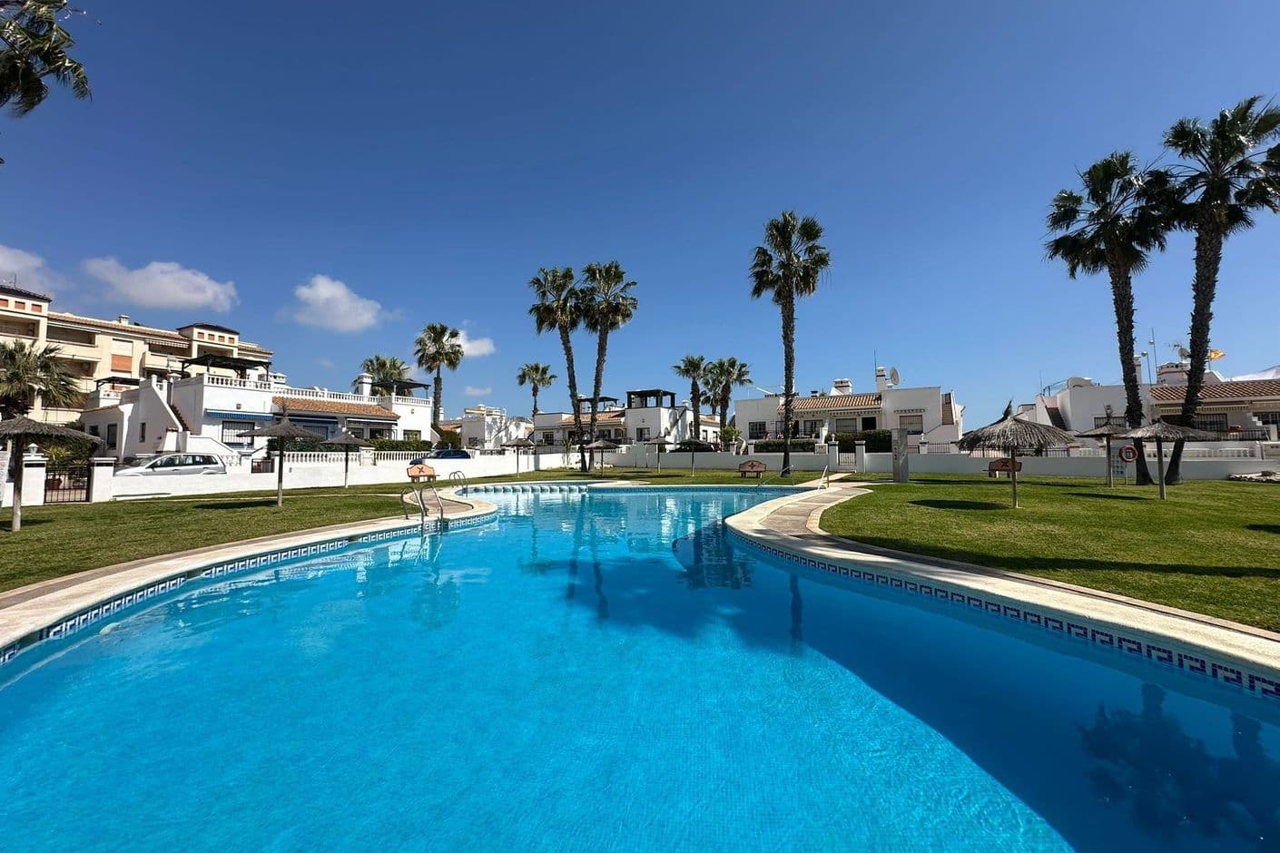 Ljus och modern lägenhet med stor terrass och havsutsikt Ljus och modern lägenhet med stor terrass och havsutsikt