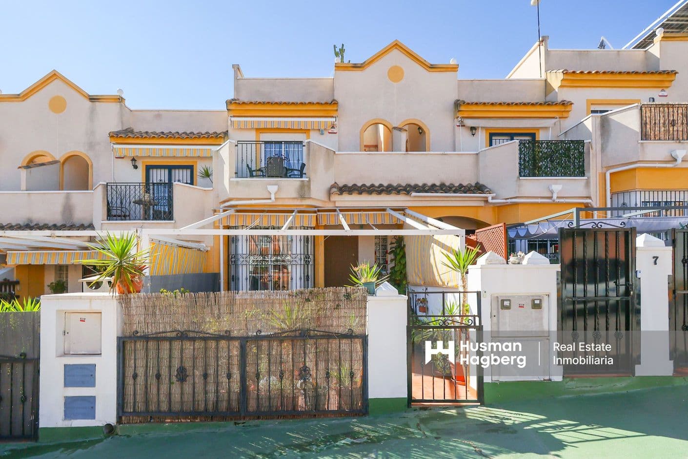 Charming townhouse with sunny outdoor areas and roof terrace Charming townhouse with sunny outdoor areas and roof terrace