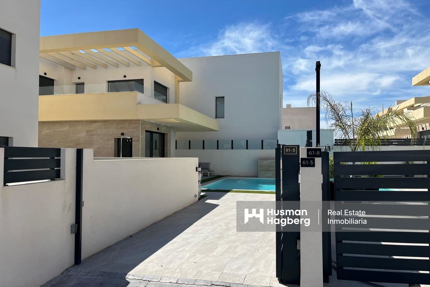 Stylish villa with private pool, large terrace and generous amounts of light Stylish villa with private pool, large terrace and generous amounts of light