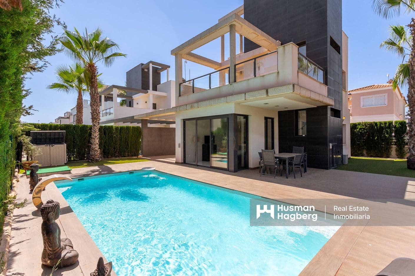 Charming villa with private pool and possibility of 3 bedrooms Charming villa with private pool and possibility of 3 bedrooms