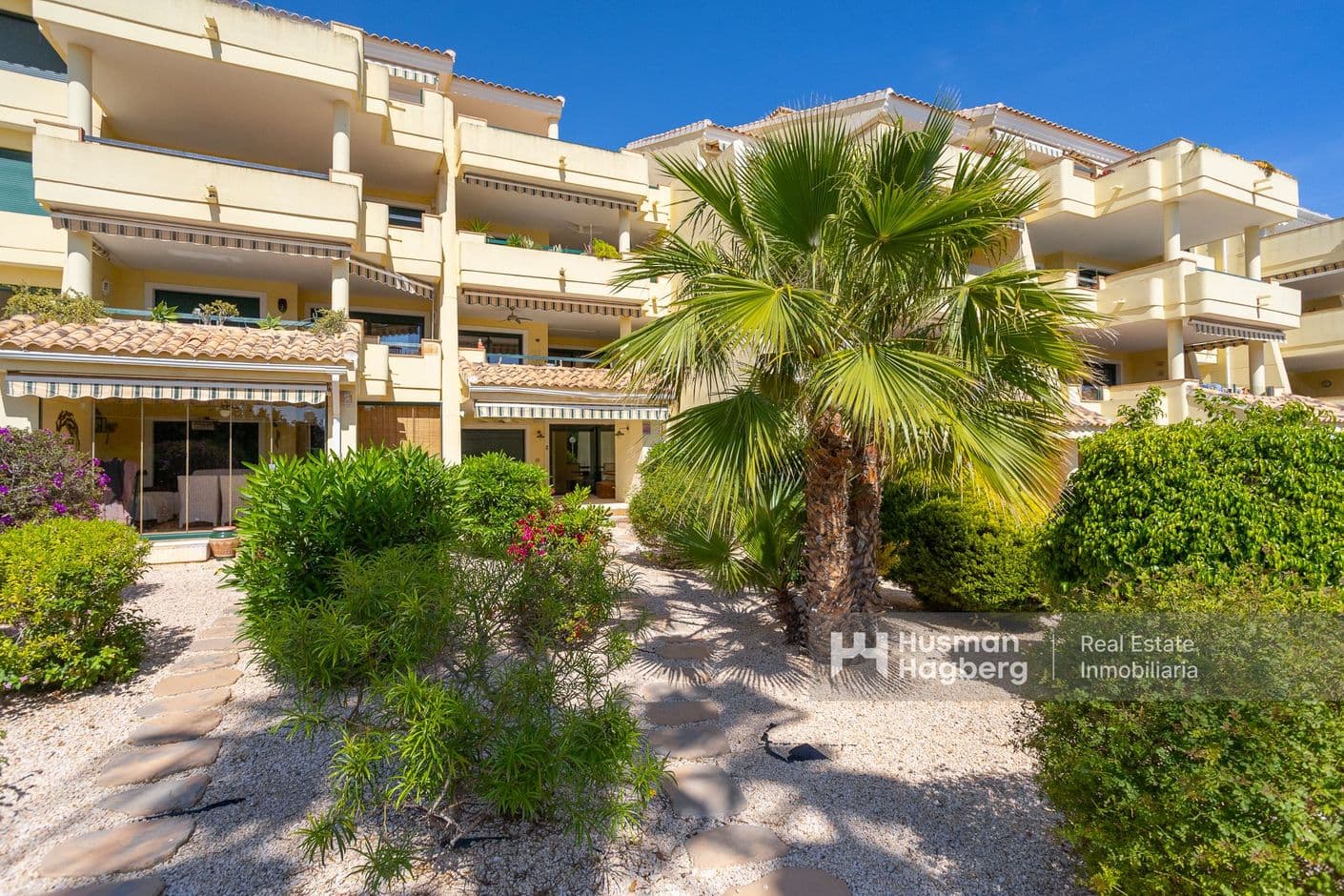 Cozy apartment with two bedrooms, pool area and garage Cozy apartment with two bedrooms, pool area and garage