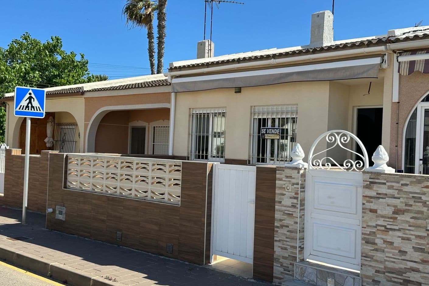 Charming townhouse with balcony and beachside location Charming townhouse with balcony and beachside location