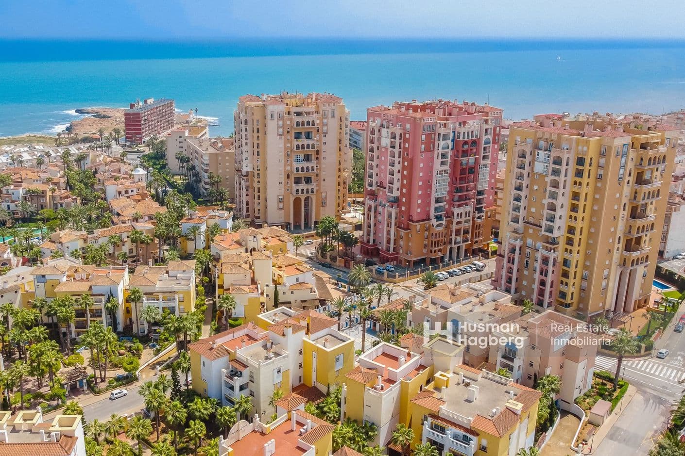Bright and spacious apartment at high altitude with sea views Bright and spacious apartment at high altitude with sea views