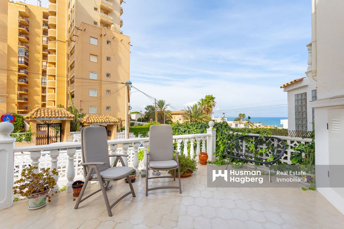 Charming townhouse with roof terrace in a sunny location and sea views Charming townhouse with roof terrace in a sunny location and sea views