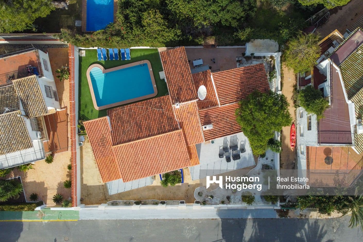 Villa with large areas and private pool near the beach Villa with large areas and private pool near the beach