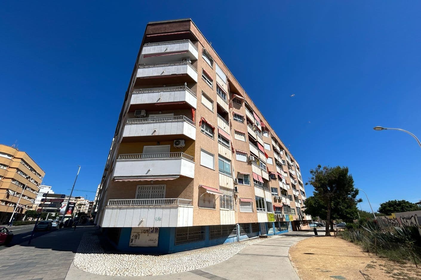 Fully renovated apartment with south-facing balcony and modern comfort Fully renovated apartment with south-facing balcony and modern comfort