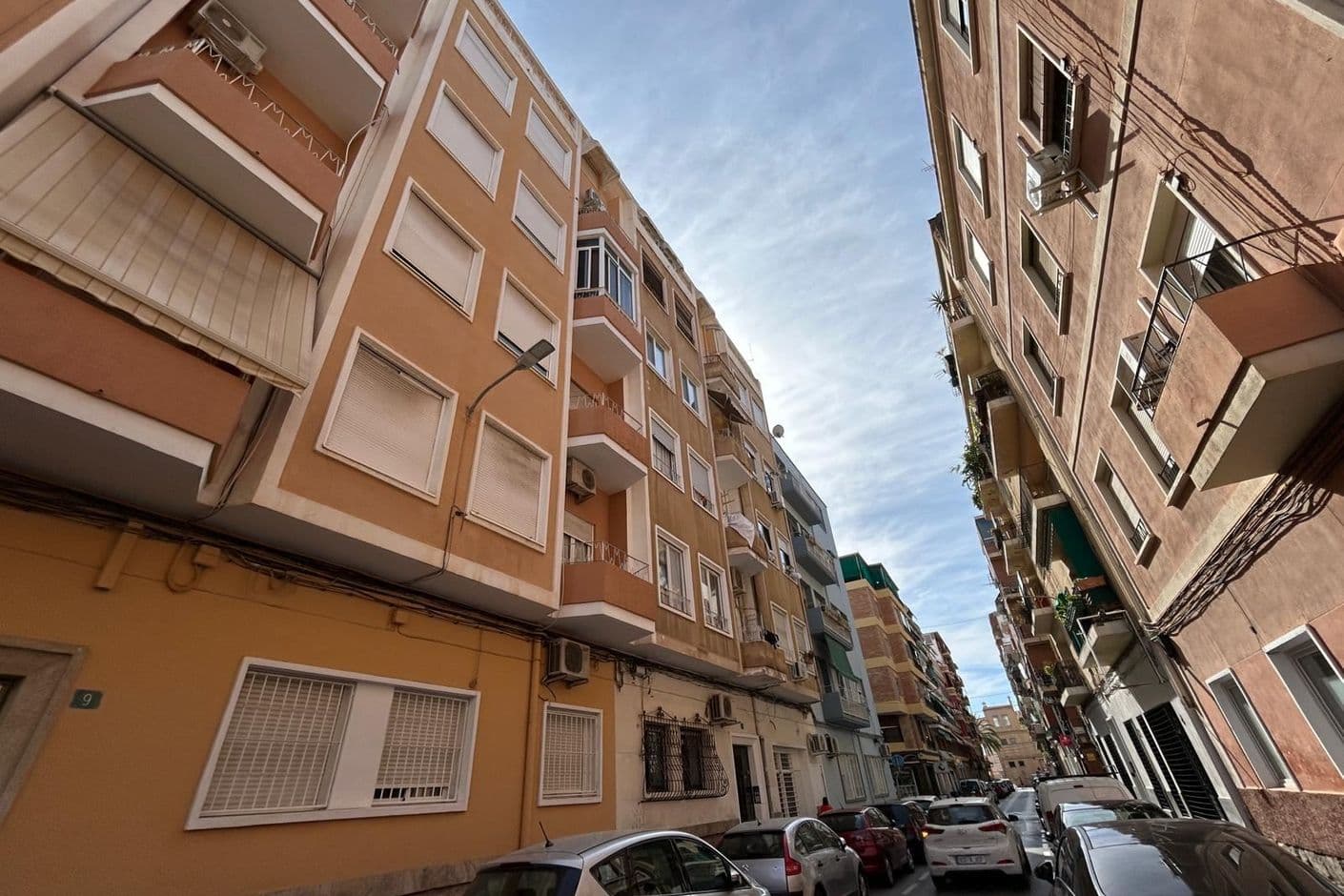 Spacious apartment with balcony and three bedrooms in the heart of the city Spacious apartment with balcony and three bedrooms in the heart of the city