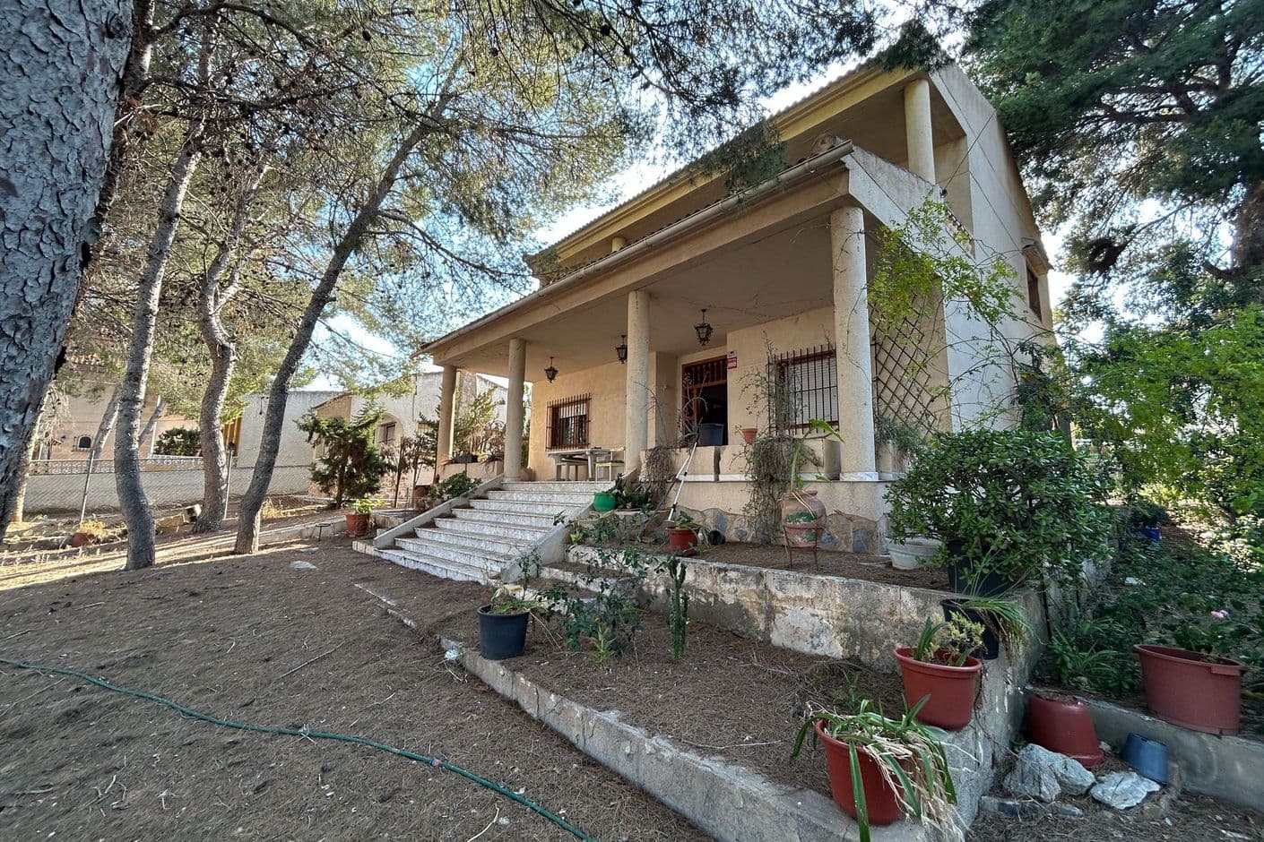 Large villa with guest house, pool and generous plot Large villa with guest house, pool and generous plot