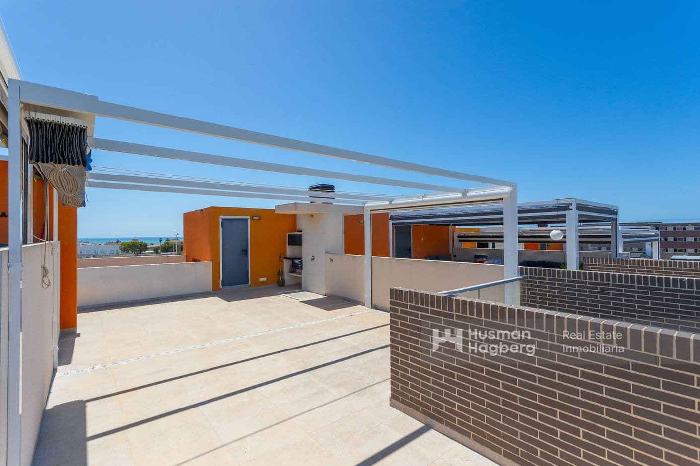 Takvåning med stor solterrass, havsutsikt och attraktivt poolområde Takvåning med stor solterrass, havsutsikt och attraktivt poolområde