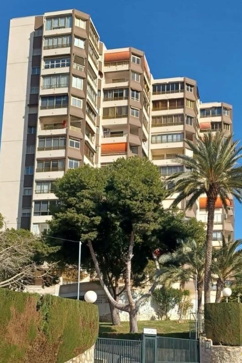 Spacious apartment with south facing view, pool and full facilities Spacious apartment with south facing view, pool and full facilities