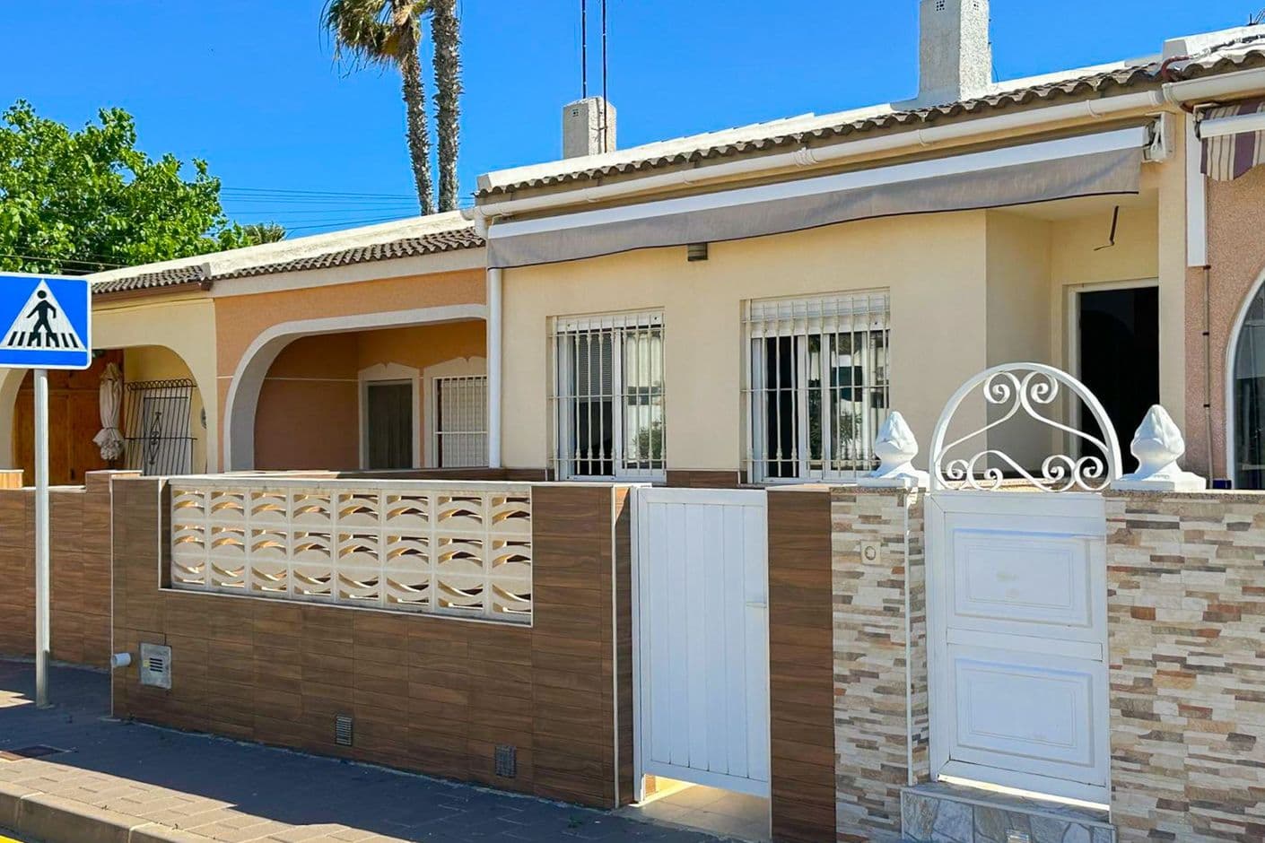 Charming townhouse with balcony and beachside location Charming townhouse with balcony and beachside location