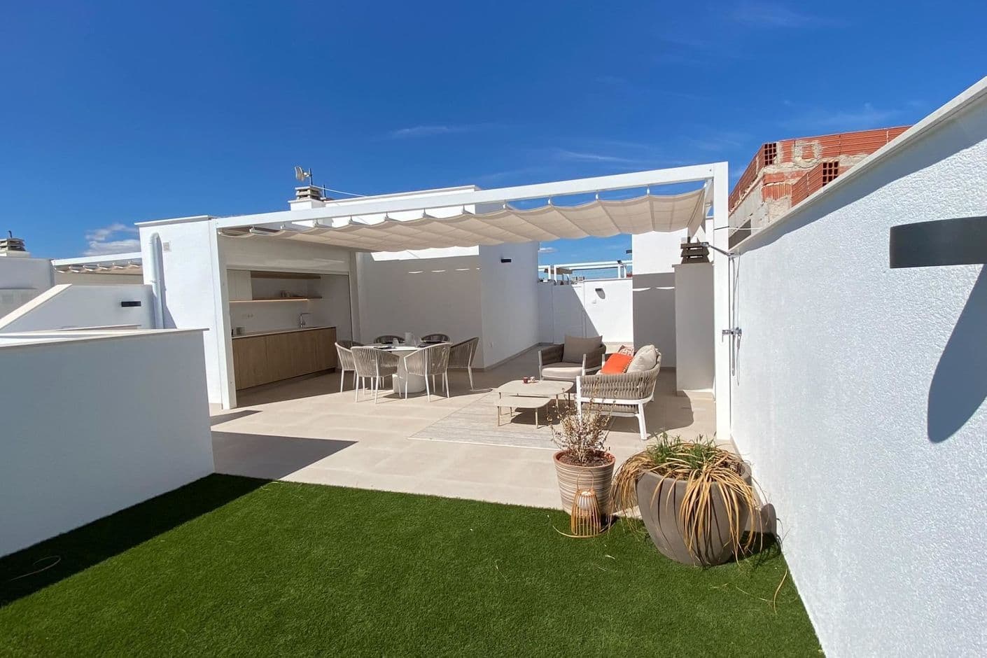 Apartamento moderno de dos habitaciones con solárium privado. Apartamento moderno de dos habitaciones con solárium privado.
