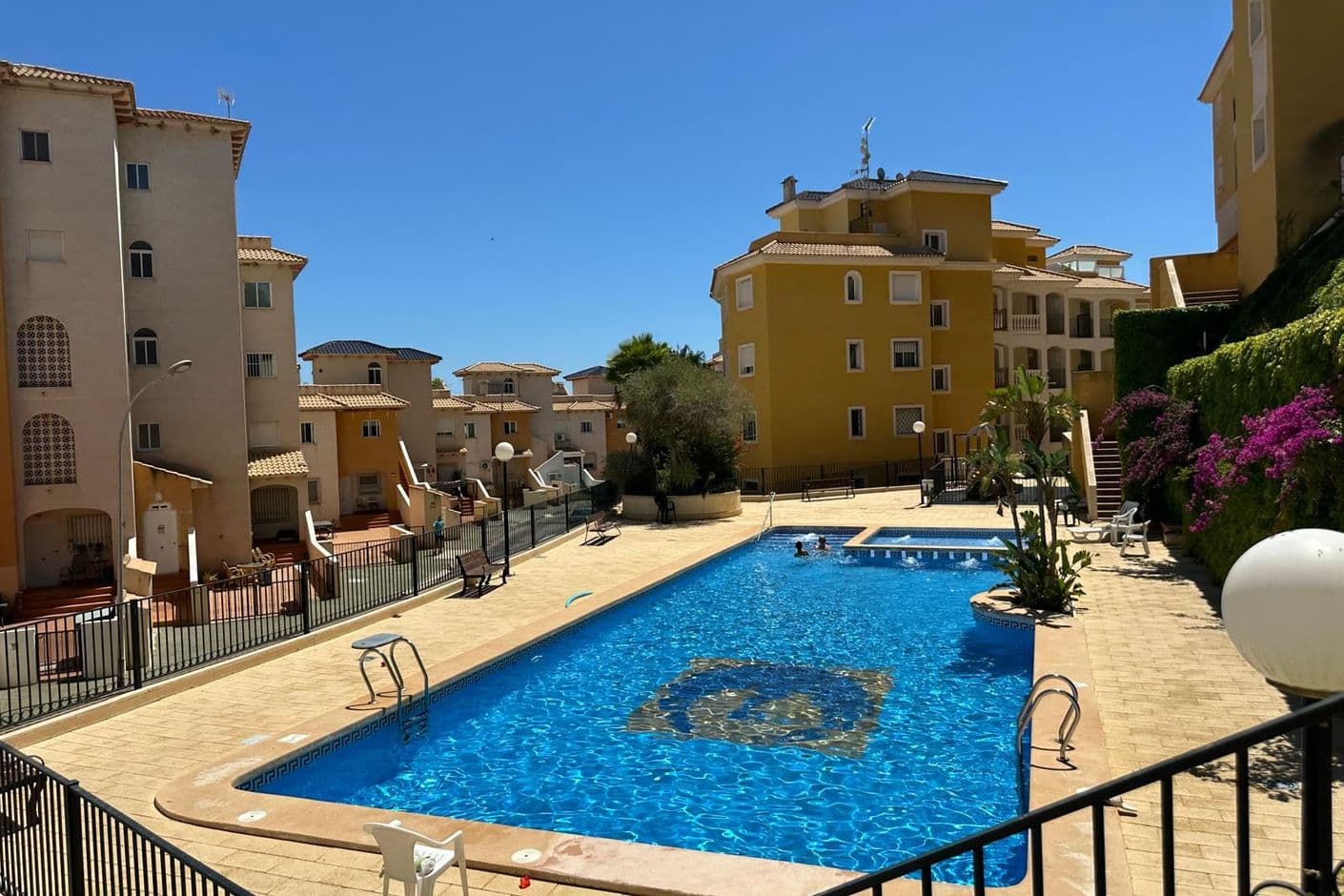 Lägenhet med södervänd balkong och pool i attraktiva Campoamor Lägenhet med södervänd balkong och pool i attraktiva Campoamor
