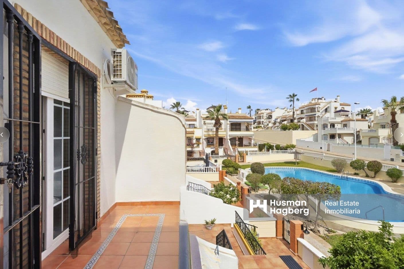 Encantadora casa adosada con zonas exteriores privadas y terraza en la azotea. Encantadora casa adosada con zonas exteriores privadas y terraza en la azotea.