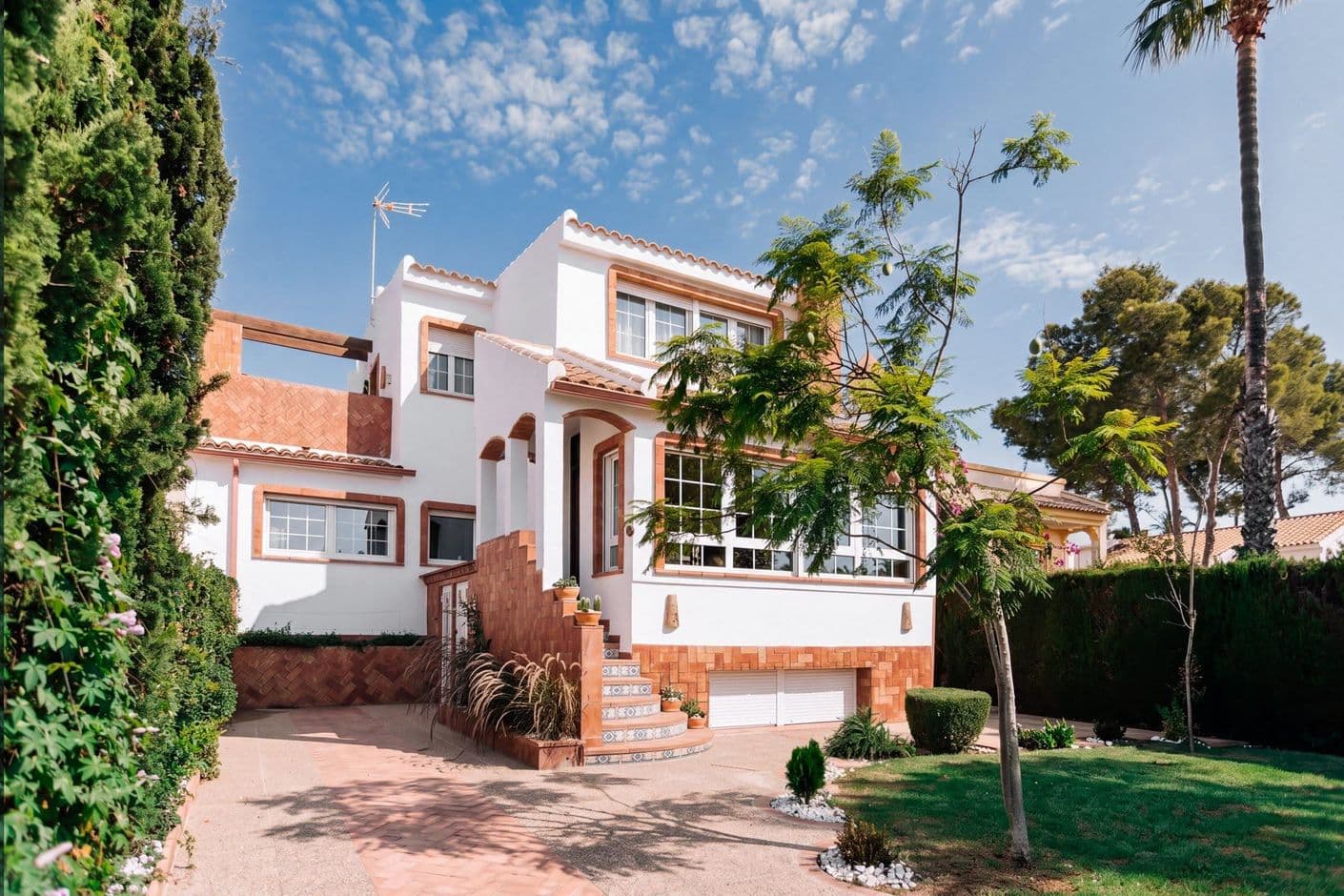Villa exclusiva junto al campo de golf en Villamartín con amplios espacios. Villa exclusiva junto al campo de golf en Villamartín con amplios espacios.